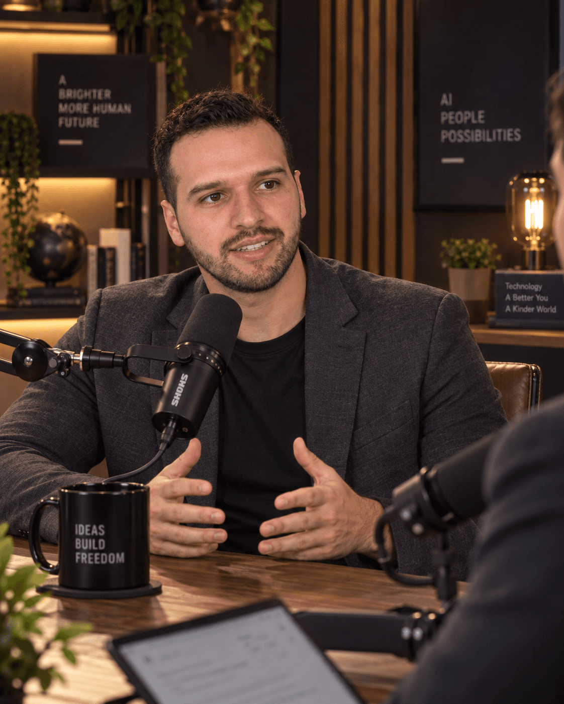 Guilherme Canteiro participando de uma conversa em um podcast